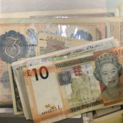 A large collection of British and World banknotes including some current legal tender banknotes. (A)