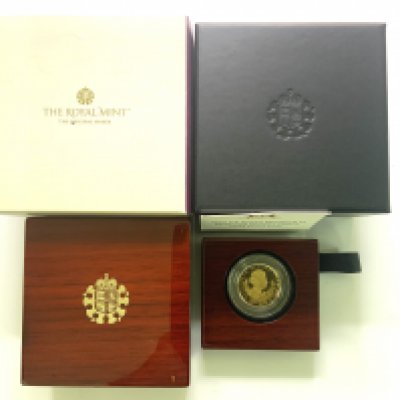 A 2022 Queen Elizabeth II Memorial proof half sovereign. (A)