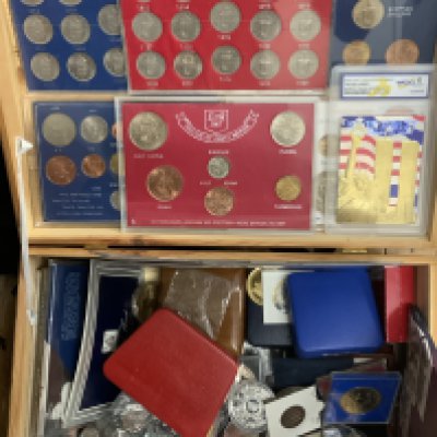 A large collection of commemorative coinage and mixed presentation coins.