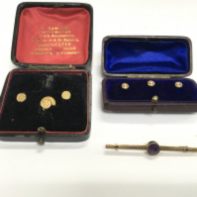 Cased sets of 9ct gold collar studs and a 9ct gold brooch.