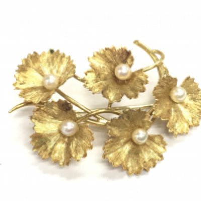 An 18ct gold brooch set with pearl. 6.62g