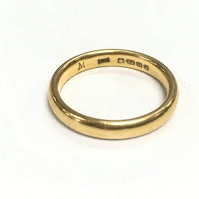 A 22ct gold wedding band size N and 5.20g