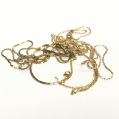 A collection of 9ct gold chains and necklaces some broken. 14.70g Approx