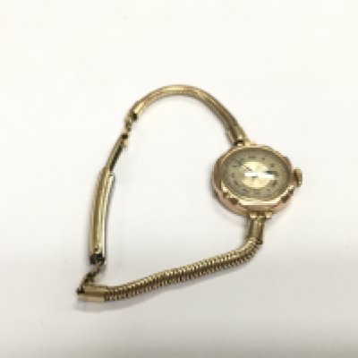 A vintage ladies 9ct gold cased watch. 15.83g