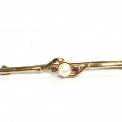 A 9ct pearl and ruby stick pin / brooch. 2.30g