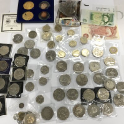 A collection of assorted coinage including &#20132662752 coins and commemorative crowns. Postage B