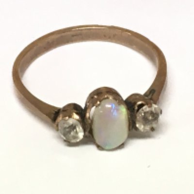 A yellow metal opal ring and white stones. Size M 1.73g