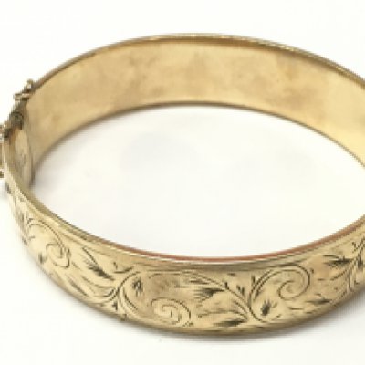 A 1/6th 9 carat gold metal core bracelet , postage category A