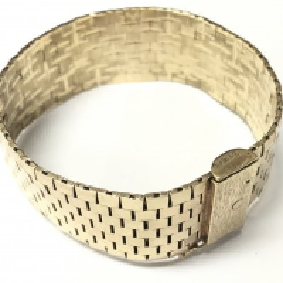 A 9ct gold solid row link bracelet. Approx length 7.5 inches, Approx weight 52.74 grams.