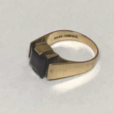 A 9carat gold ring set with a garnet weight 5g