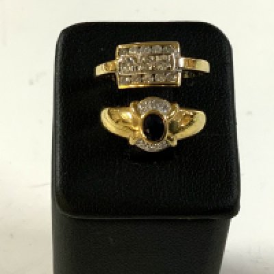 2 18ct gold rings. (A)
