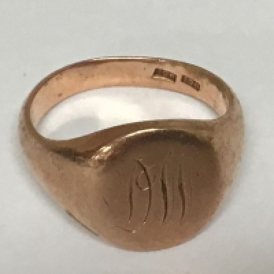 A Gents 9carat rose gold signet ring weight 8g