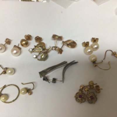 A gold brooch of floral design set with two small diamonds pearl earrings and other gold earrings.