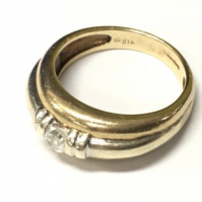 A 9ct gold gents ring set with a diamond. Approx size S, Approx weight 5.61 grams.