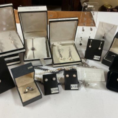 a mixed lot of silver an 9ct gold jewellery.