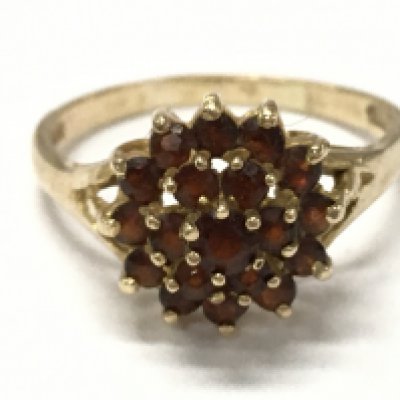 A 9ct gold ring set with garnets , size R. 3.3G total weight. Postage category A