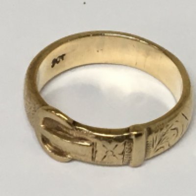 A 9carat gold gents buckle ring weight 8.5g
