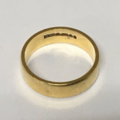 An 18carat gold wedding ring weight 4.6g