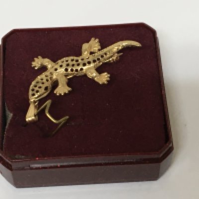 A 9carat gold pendent in the form of a lizard weight 1.6g