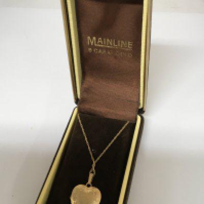 A 9carat gold heart shaped pendent with attached chain. Weight 2.4g