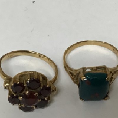 A 9carat gold ring set with a blood stone and one other 9carat gold ring set with garnets weight 4g (2)