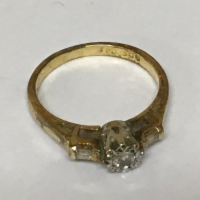 An 18carat gold ring set with a small diamond weight 3g