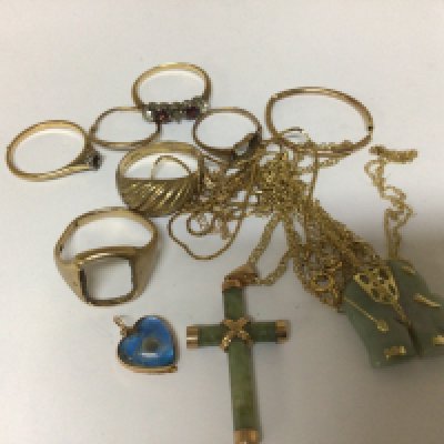 A collection of gold rings and necklaces with jade pendants. Total 23g