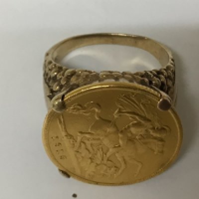 A 9carat gold ring set with a 1915 half sovereign. Total weight 9g