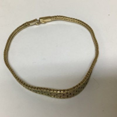 A 9carat gold bracelet with woven rose gold links weight 7.5g