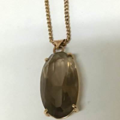 A Fifteen carat gold pendant set with smoked quartz with an attached gold chain total weight 10.5g