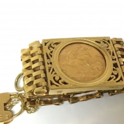A 9cart gold gate bracelet set with a 1907 Sovereign total weight 27g