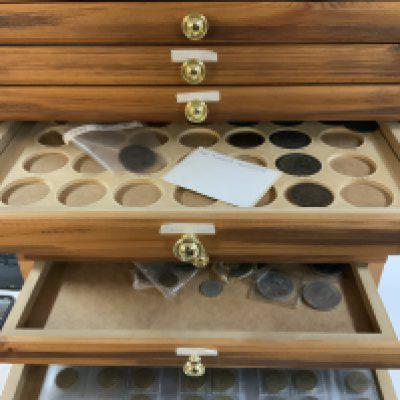 A large custom 16 drawer coin/ collectors chest and various coinage. 67cm x 40cm x 30cm