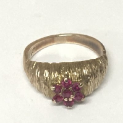 A 9carat gold ring set with a pattern of ruby. ring size O weight 4g