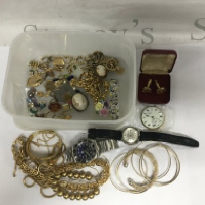 A collection of mixed costume jewellery. Shipping category B.