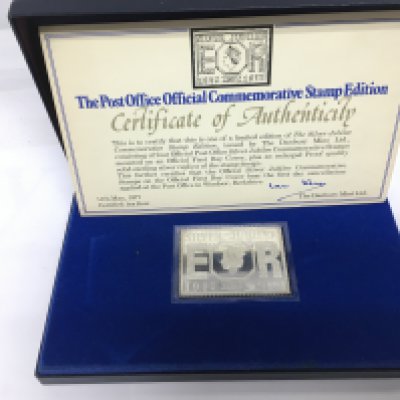A cased limited edition silver jubilee commemorative ingot. Shipping category B.