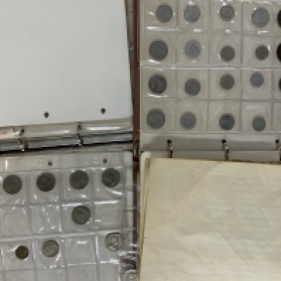 2 Albums of mixed world coinage.