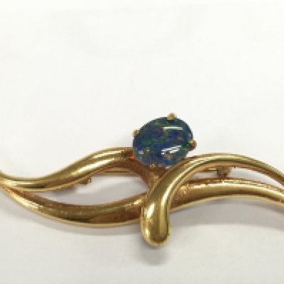 A yellow metal brooch set with Opal. 6.60g