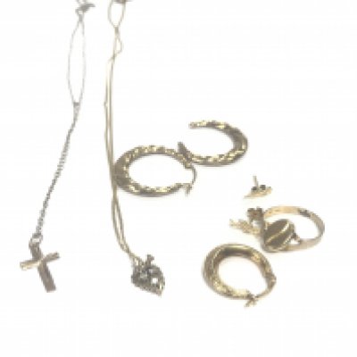 A collection of 9ct gold jewellery including chains, earrings, rings. 5.79g