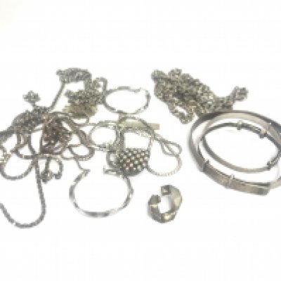A collection of silvery jewellery, 89.58g