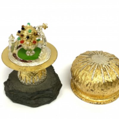 CHRISTOPHER NIGEL LAWRENCE : A silver and silver-gilt novelty surprise Easter mushroom, London 1982, limited edition numbered 11 of 250.