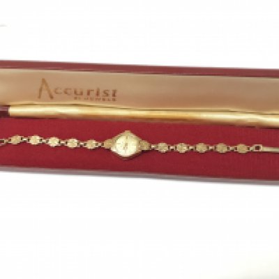 A 9ct gold ladies Accurist watch , 12.03g total weight. Postage category A
