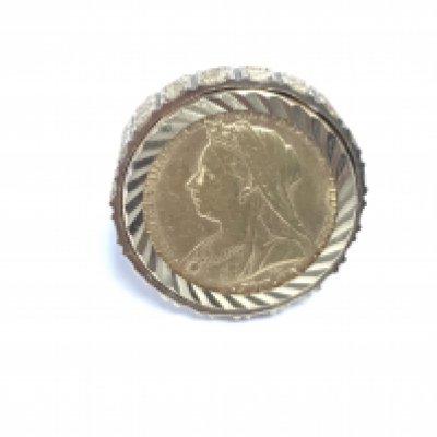 An 1895 full sovereign in a 9ct ring. Size T and 17.61g Postage B