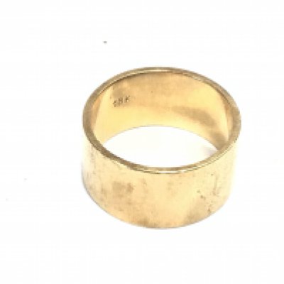 An 18ct gold wedding ring. Size O and 8.42g