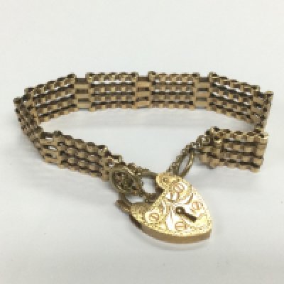 A 9ct gold gate bracelet, approx 13.9g. Shipping category A.
