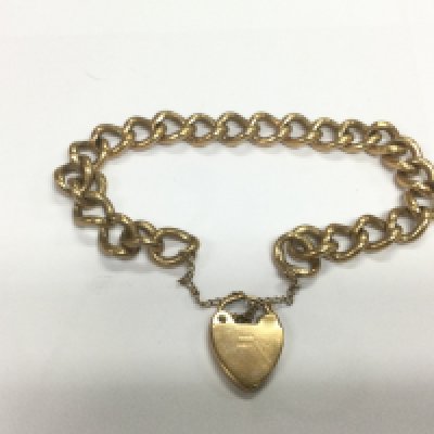 A 9ct gold open link bracelet with a 9ct gold heart shaped padlock pendant, approx weight 38.7. Shipping category A.