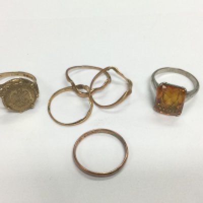 A collection of mainly gold rings. Shipping category A.