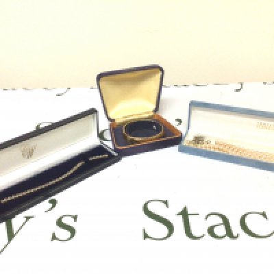 A 9carat gold bracelet weight 7g and a gold 1/5 bangle and a boxed simulated pearl necklace.