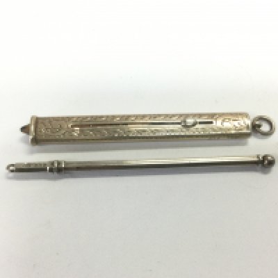 A silver propelling pencil and a silver swizzle stick (2). Shipping category A.