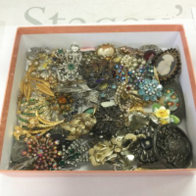 A tray of mixed brooches. Shipping category B.