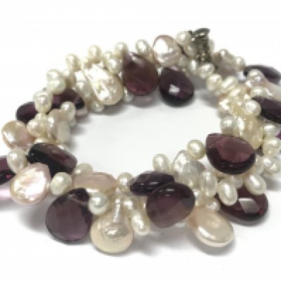 A Pearl bracelet, postage category A